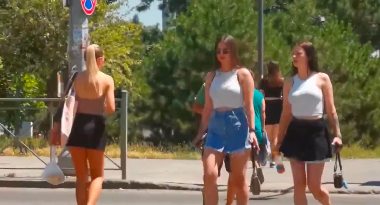«Παράδεισος» η Μαριούπολη: Καλλονές απολαμβάνουν την βόλτα τους στην πόλη που «ανασαίνει» και πάλι (βίντεο)