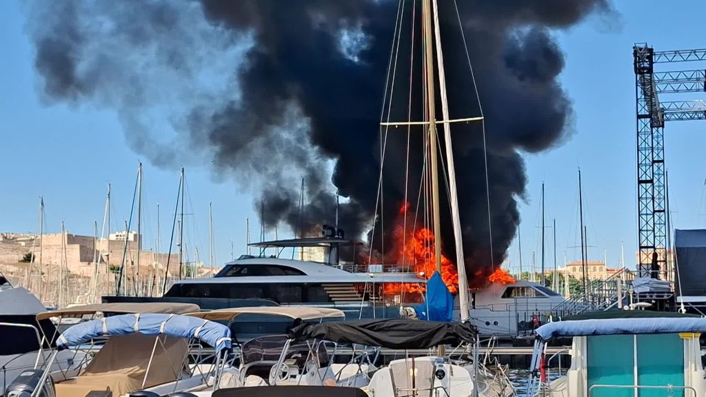 Μεγάλη φωτιά στο λιμάνι της Μασσαλίας: Εννέα τραυματίες και δύο βυθισμένα σκάφη – Δείτε βίντεο