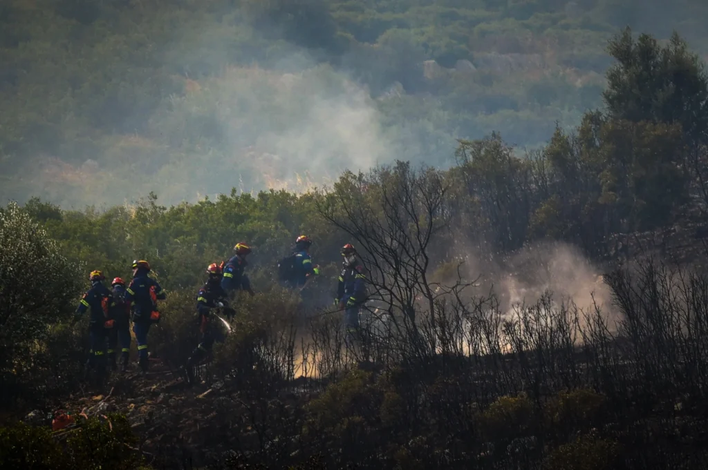 Χειροπέδες σε τέσσερα άτομα για πρόκληση πυρκαγιάς σε περιοχές της Αττικής – Τα πρόστιμα που τους επιβλήθηκαν