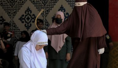 Βίντεο: Μαστίγωσαν ζευγάρι στην Ινδονησία επειδή φιλήθηκε δημόσια