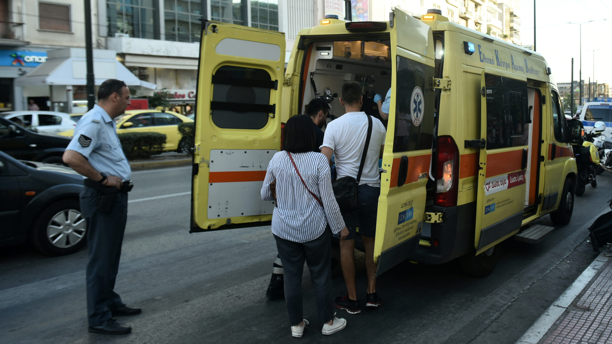 Χειροπέδες σε 22χρονο στην Καλαμαριά που παρέσυρε με το αυτοκίνητό του δύο πεζούς