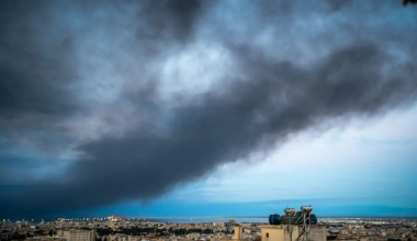 Φωτιά στο Ωραιόκαστρο: Τοξικό νέφος πάνω από τη Θεσσαλονίκη – Τι πρέπει να κάνουν οι κάτοικοι (φώτο)