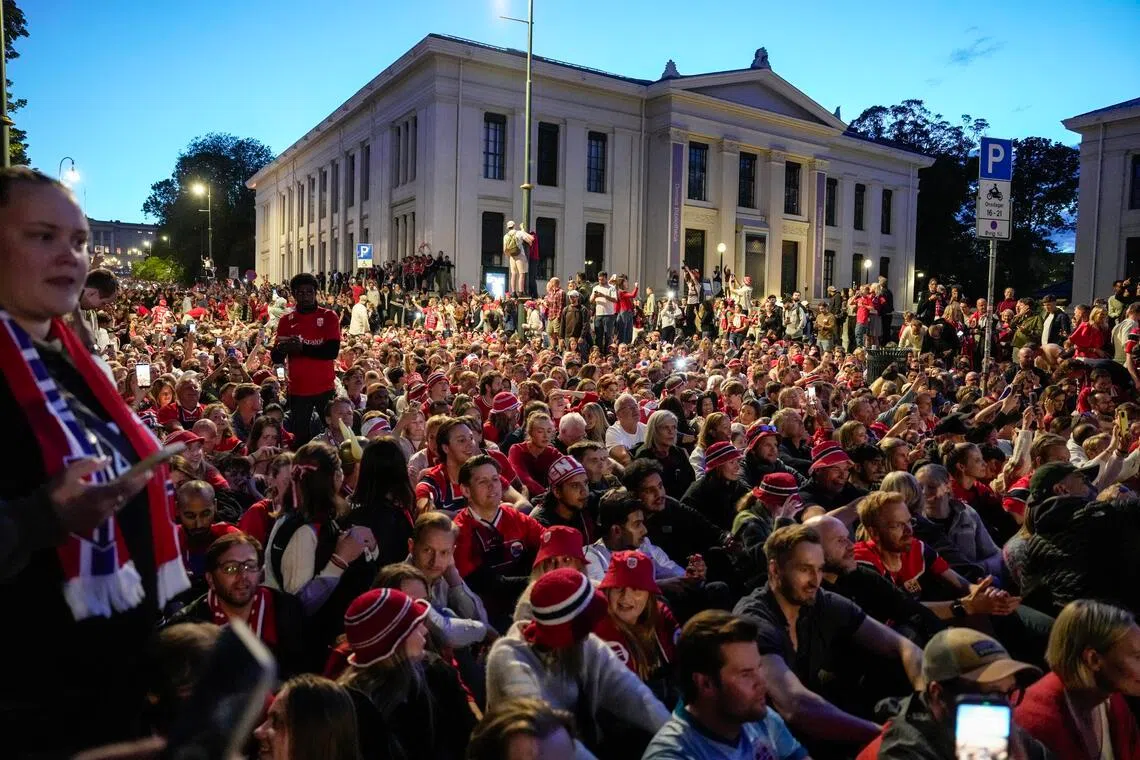 Νορβηγικός θρίαμβος στο Μουντιάλ: 100.000 κόσμος στους δρόμους και η πριγκίπισσα Ίνγκριντ στα αποδυτήρια