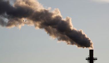 Oι Ουκρανοί κτύπησαν το μεγαλύτερο διυλιστήριο πετρελαίου της Ρωσίας στο Ομσκ: Βρίσκεται 2.500 χλμ. από τα σύνορα