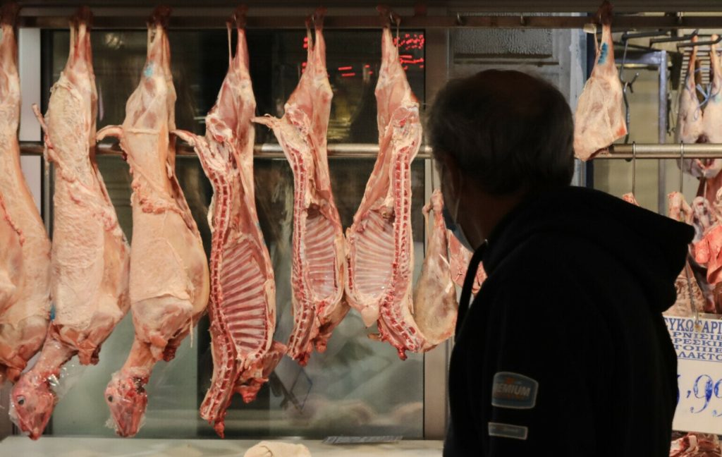 Επισιτιστική κρίση στα κρέατα: Κατάρρευση της παραγωγής στην Ελλάδα και στην Ευρώπη – Πανάκριβα και λίγα