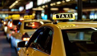 Οδηγός ταξί ζήτησε υπέρογκο κόμιστρο και αποχώρησε με ανοιχτό πορτμπαγκάζ (βίντεο)