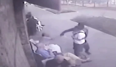 Μιλάνο: Παράνομος μετανάστης από τη Γκαμπόν επιτίθεται ξαφνικά σε 55χρονο και τον μαχαιρώνει πολλές φορές! (βίντεο)