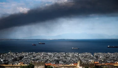 Τοξικό νέφος από τη φωτιά στο Ωραιόκαστρο έχει φτάσει στην Αττική – Τι πρέπει να κάνετε