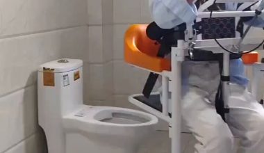 Bίντεο: Έξυπνο σύστημα για να πηγαίνουν οι κλινήρης ασθενείς στην Κίνα στην τουαλέτα