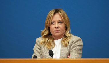 Διπλωματικό «άδειασμα»: Ο Ερντογάν έστησε τη Μελόνι και έστειλε τον Αντιπρόεδρο για να την υποδεχθεί!