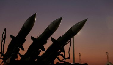 Οι Φρουροί της Επανάστασης έπληξαν με πυραύλους εμπορικά πλοία στα Στενά του Ορμούζ