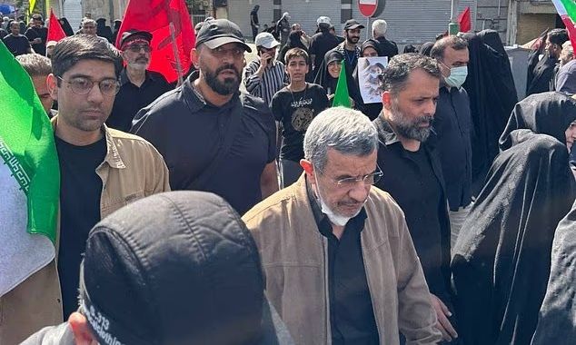 «Ξανά» ζωντανός ο πρώην πρόεδρος του Ιράν – Στην κηδεία του Χαμενεΐ ενώ είχε κηρυχθεί νεκρός (βίντεο)