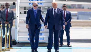 Ο Ν.Τρσμπ χαιρετά το τουρκικό στρατιωτικό  άγημα  και αυτοί ανταποδίδουν με πολεμική κραυγή!