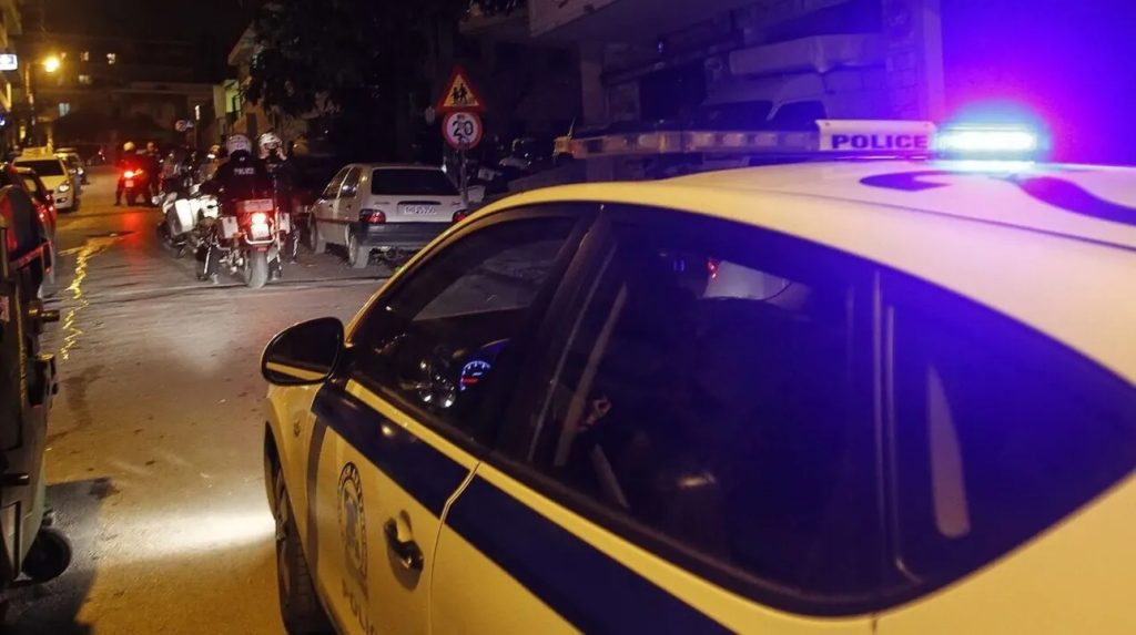 Θεσσαλονίκη: Οδηγός προσπάθησε να ξεφύγει από αστυνομικούς και εγκλωβίστηκε σε φλεγόμενο αυτοκίνητο