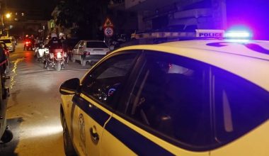 Θεσσαλονίκη: Οδηγός προσπάθησε να ξεφύγει από αστυνομικούς και εγκλωβίστηκε σε φλεγόμενο αυτοκίνητο