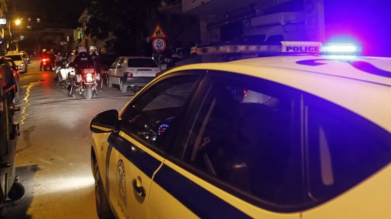 Θεσσαλονίκη: Οδηγός προσπάθησε να ξεφύγει από αστυνομικούς και εγκλωβίστηκε σε φλεγόμενο αυτοκίνητο