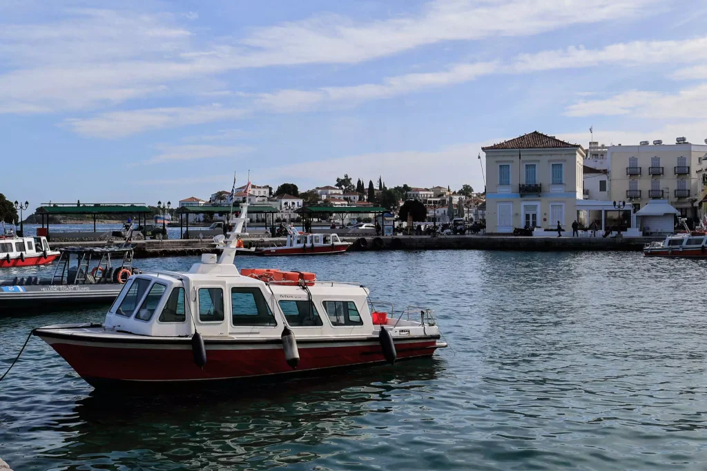 Σπέτσες: Θαλάσσιο ταξί συγκρούστηκε με αγκυροβολημένο τουριστικό σκάφος