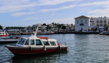 Σπέτσες: Θαλάσσιο ταξί συγκρούστηκε με αγκυροβολημένο τουριστικό σκάφος
