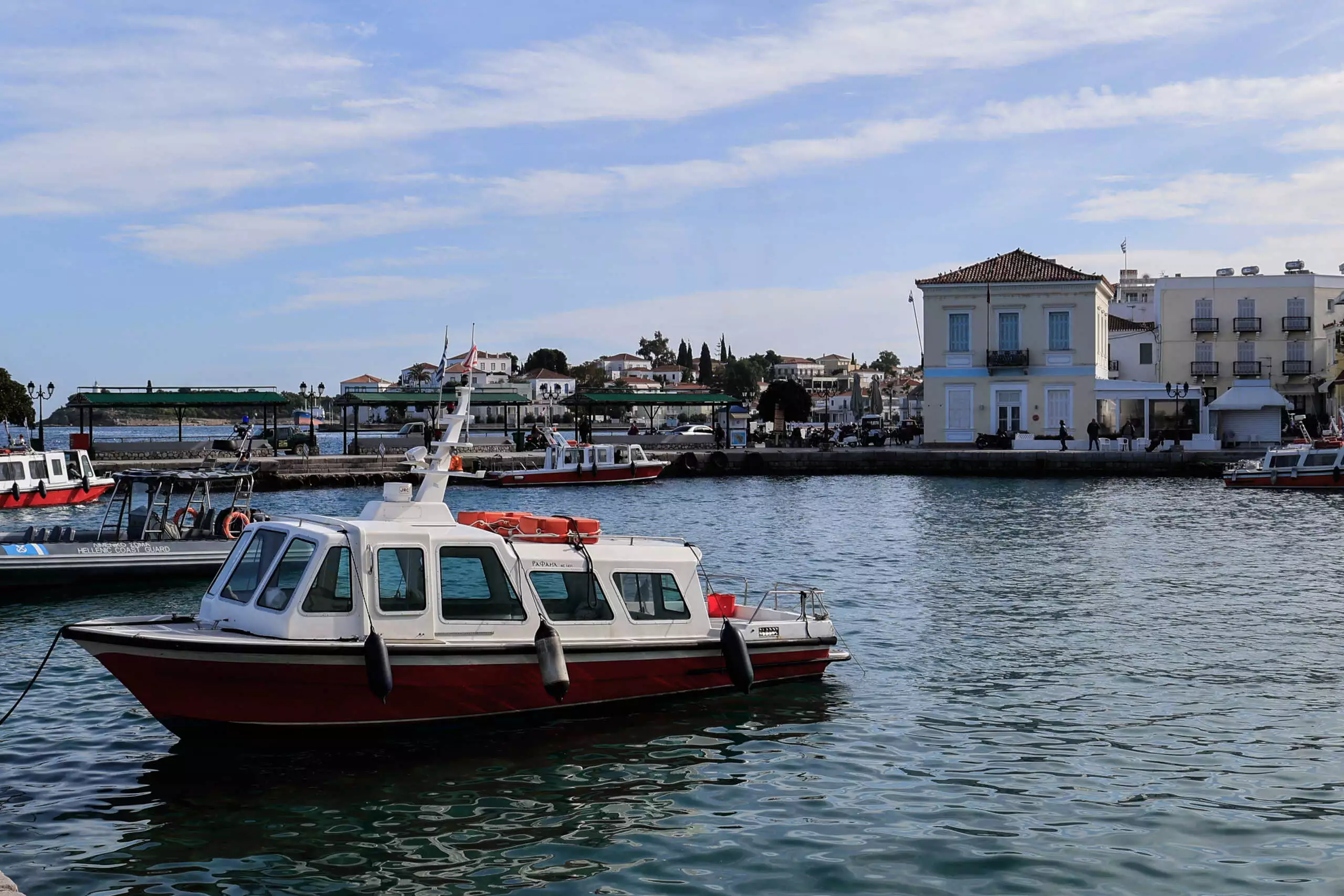Σπέτσες: Θαλάσσιο ταξί συγκρούστηκε με αγκυροβολημένο τουριστικό σκάφος
