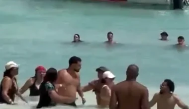 Άγριο ξύλο σε παραλία: Άνδρας επιτέθηκε στη σύζυγό του και λουόμενοι πήραν την κατάσταση στα χέρια τους! (βίντεο)