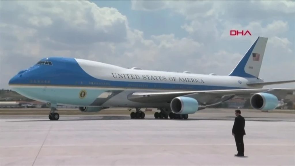 Στην Άγκυρα προσγειώθηκε το Air Force One που μεταφέρει τον Ν.Τραμπ: Τον υποδέχθηκε ο Ρ.Τ.Ερντογάν (βίντεο)