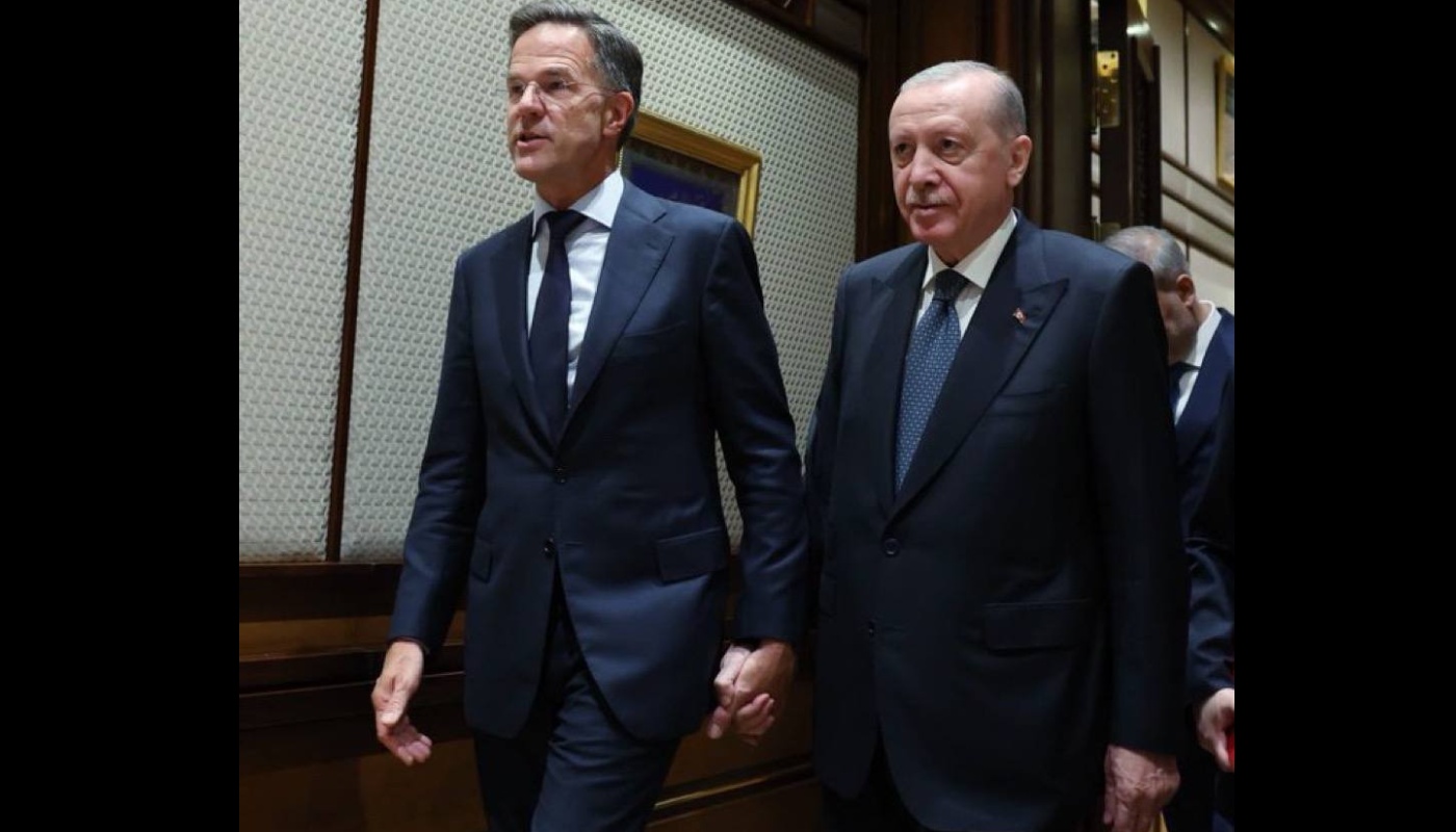 Ο Ρ.Τ.Ερντογάν και ο Μ.Ρούτε εθεάθησαν χέρι-χέρι στη Σύνοδο του ΝΑΤΟ στην Άγκυρα (φώτο)