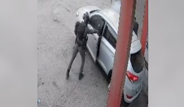 Βίντεο: Η στιγμή που αστυνομικός πετά χειροβομβίδα κρότου-λάμψης μέσα σε αυτοκίνητο στη Δυτική Όχθη