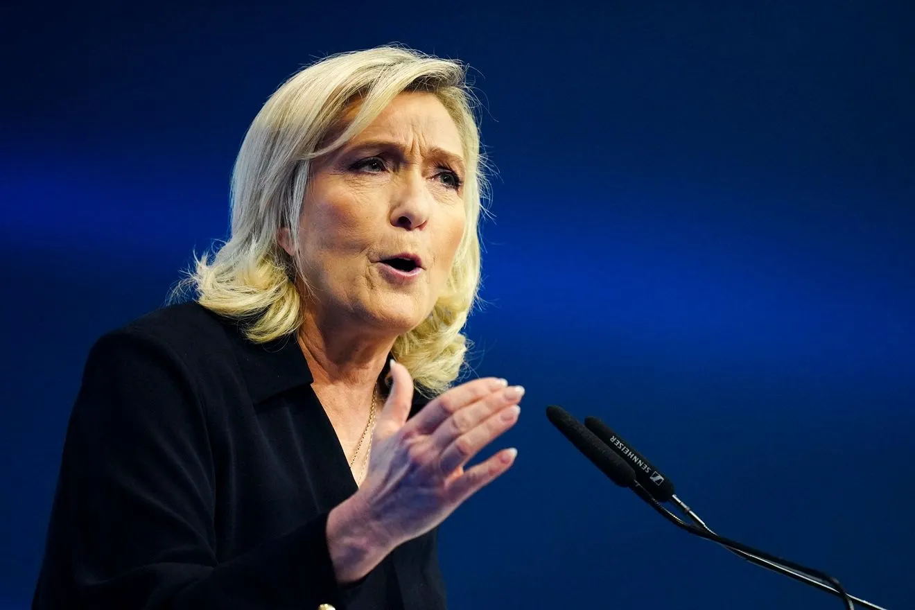 «Σεισμός» στη Γαλλία: Η Μαρί Λεπέν θα είναι υποψήφια στις εκλογές του 2027 – «Θα είμαι χωρίς βραχιολάκι»