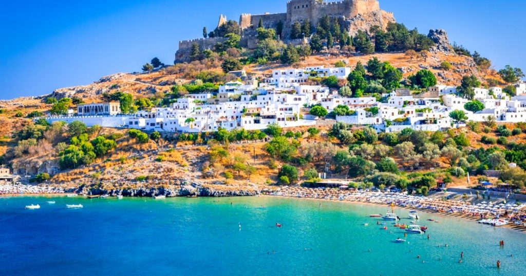 Λίνδος: Το «λευκό διαμάντι» της Ρόδου με την αρχαία Ακρόπολη και τις μαγευτικές παραλίες