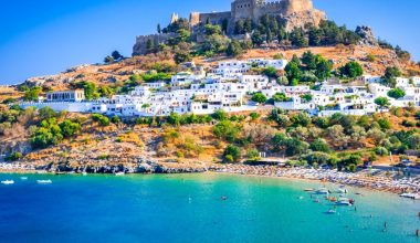 Λίνδος: Το «λευκό διαμάντι» της Ρόδου με την αρχαία Ακρόπολη και τις μαγευτικές παραλίες