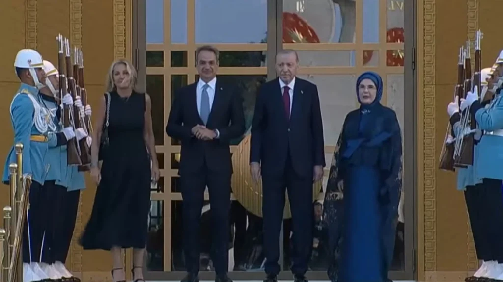 «Ψυχρή» υποδοχή του Κ.Μητσοτάκη από τον Τ.Ερντογάν στο Λευκό Παλάτι για το δείπνο του NATO – Δείτε βίντεο