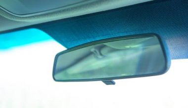 Γιατί εξαφανίστηκε η μπλε λωρίδα από τα παρμπρίζ των αυτοκινήτων