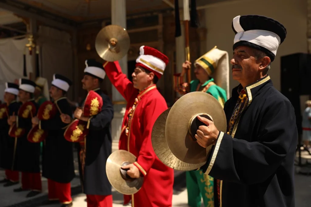 Γελάνε οι Τούρκοι με την υποδοχή Μητσοτάκη στο προεδρικό παλάτι: «Η οθωμανική μπάντα έπαιζε στρατιωτικού εμβατήριο»