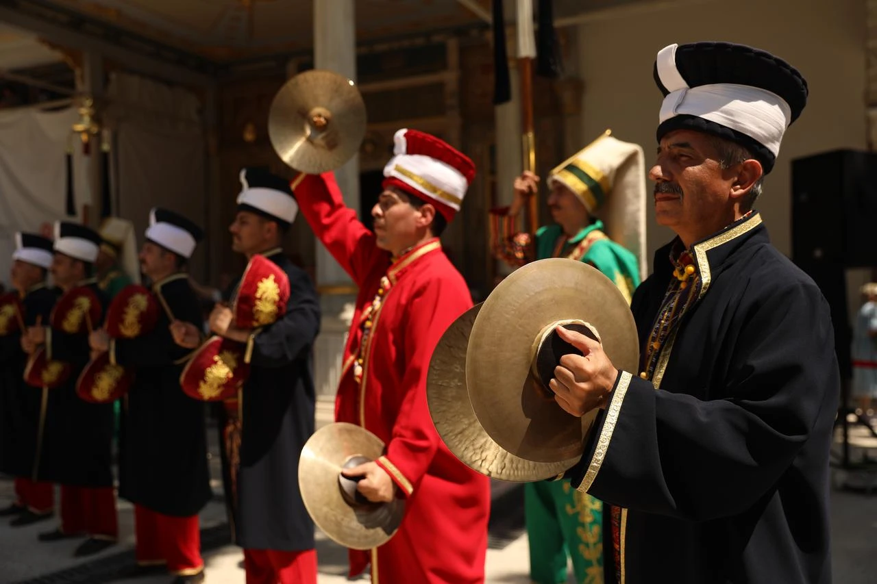 Με στρατιωτικό εμβατήριο που μιλά για την νίκη κατά των Ελλήνων υποδέχθηκαν οι Τούρκοι τον Μητσοτάκη στην Άγκυρα
