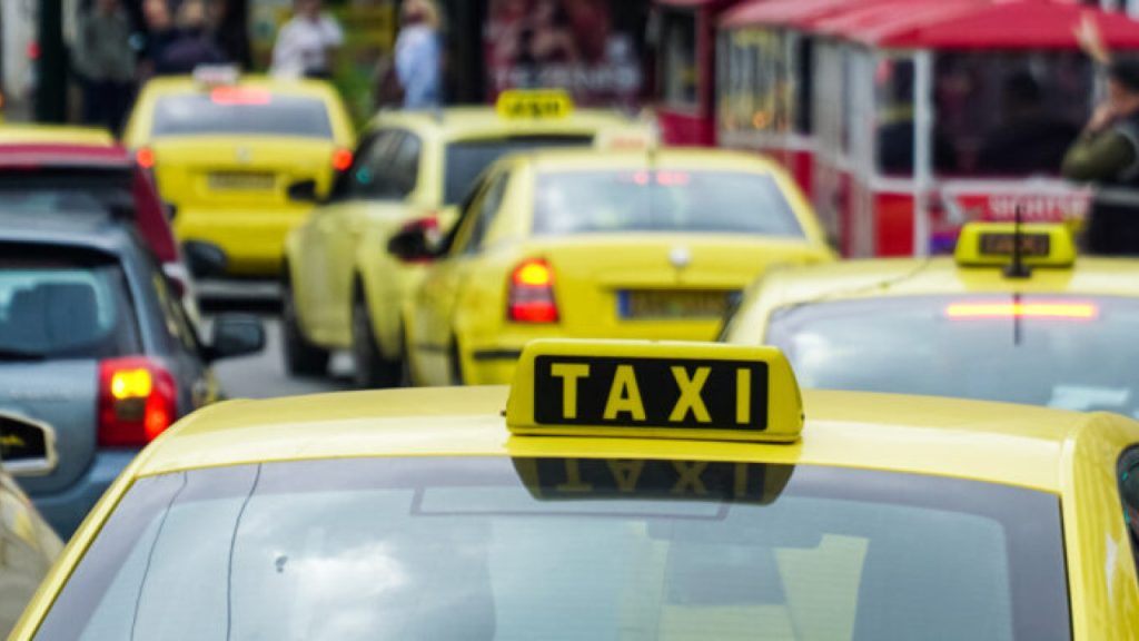 Λαύριο: Χειροπέδες σε τέσσερις οδηγούς ταξί για υπερχρέωση επιβατών