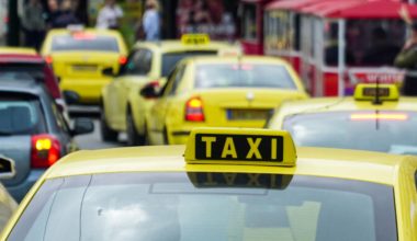 Λαύριο: Χειροπέδες σε τέσσερις οδηγούς ταξί για υπερχρέωση επιβατών