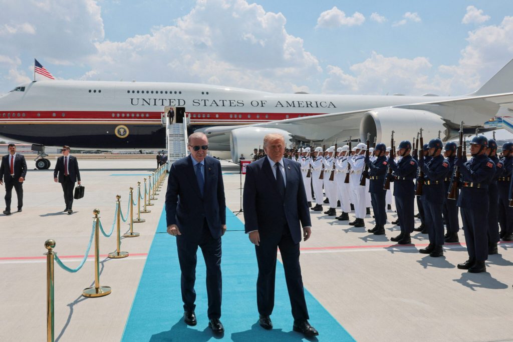 Ν.Τραμπ: Η στιγμή που χαιρετά στα τουρκικά το στρατιωτικό άγημα που τον υποδέχθηκε στο αεροδρόμιο της Άγκυρας
