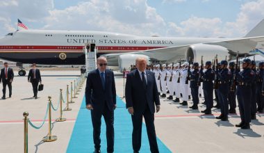 Ν.Τραμπ: Η στιγμή που χαιρετά στα τουρκικά το στρατιωτικό άγημα που τον υποδέχθηκε στο αεροδρόμιο της Άγκυρας