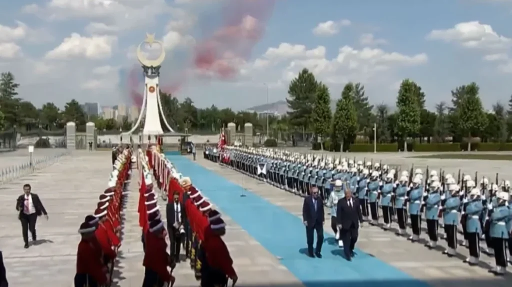 Υποδοχή N.Τραμπ στην Άγκυρα με κανονιοβολισμούς και τιμητικό άγημα (βίντεο)