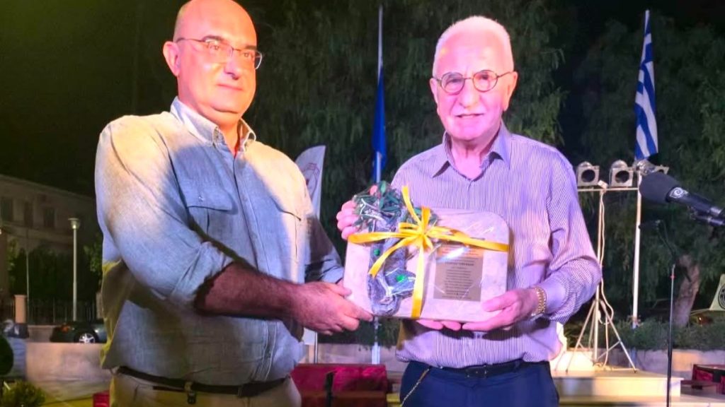 Τιμήθηκε ο Γ.Τσούκαλης για την πολιτιστική του προσφορά στο 10ο Χορωδιακό Φεστιβάλ Ευρώτα