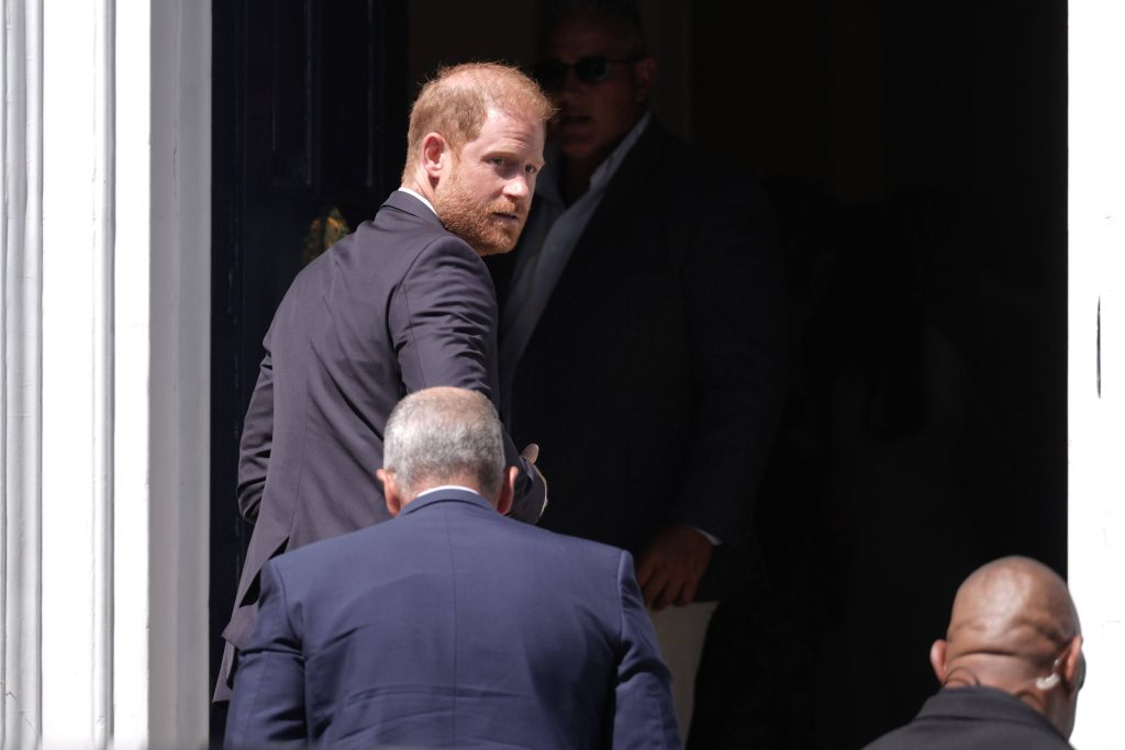Tα «έχασε» ο πρίγκιπας Χάρι: Με σπασμένη φωνή μαθαίνει την δικαστική απόφαση – γροθιά για τον ίδιο (βίντεο)