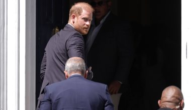 Tα «έχασε» ο πρίγκιπας Χάρι: Με σπασμένη φωνή μαθαίνει την δικαστική απόφαση – γροθιά για τον ίδιο (βίντεο)