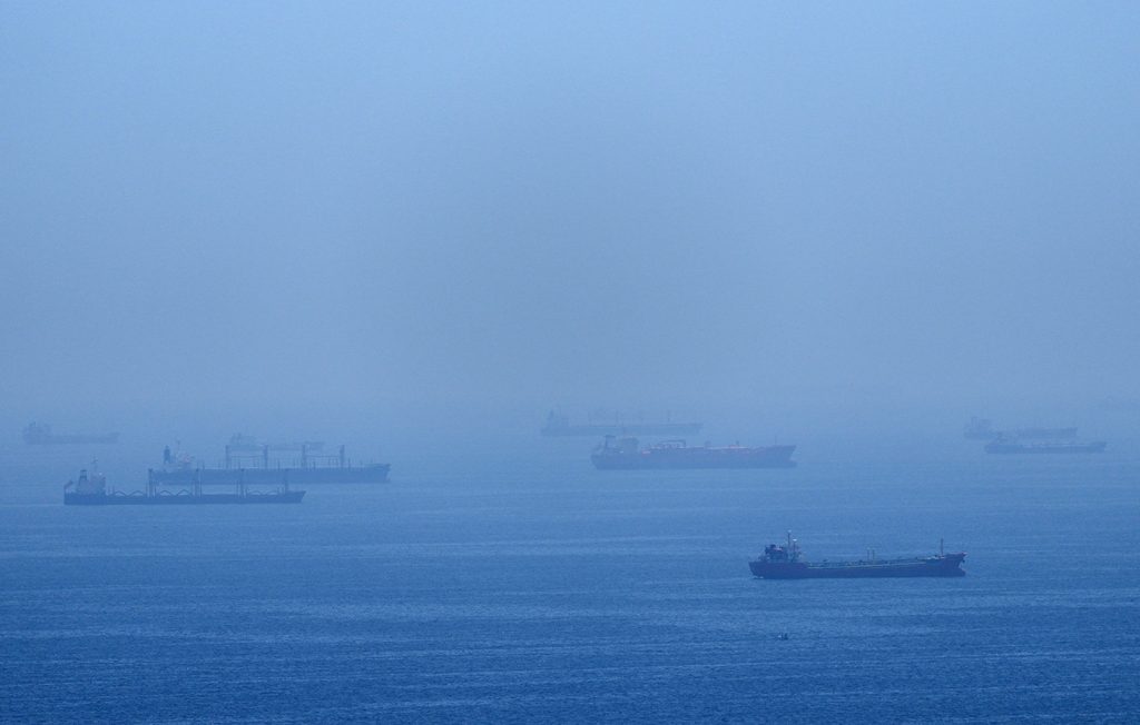 Περσικός Κόλπος: Περισσότεροι από 6.000 ναυτικοί παραμένουν εγκλωβισμένοι λόγω της έντασης στα Στενά του Ορμούζ