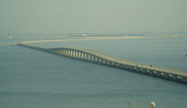 Ένα έργο-κολοσσός 1,7 δισ. ευρώ: Ο δρόμος πάνω από τη θάλασσα που ενώνει δύο κράτη (βίντεο)