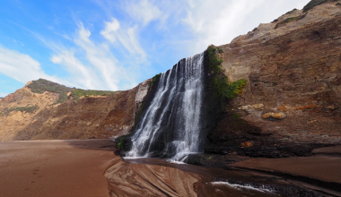Alamere Falls: Ο σπάνιος καταρράκτης της Καλιφόρνιας που πέφτει κατευθείαν στη θάλασσα