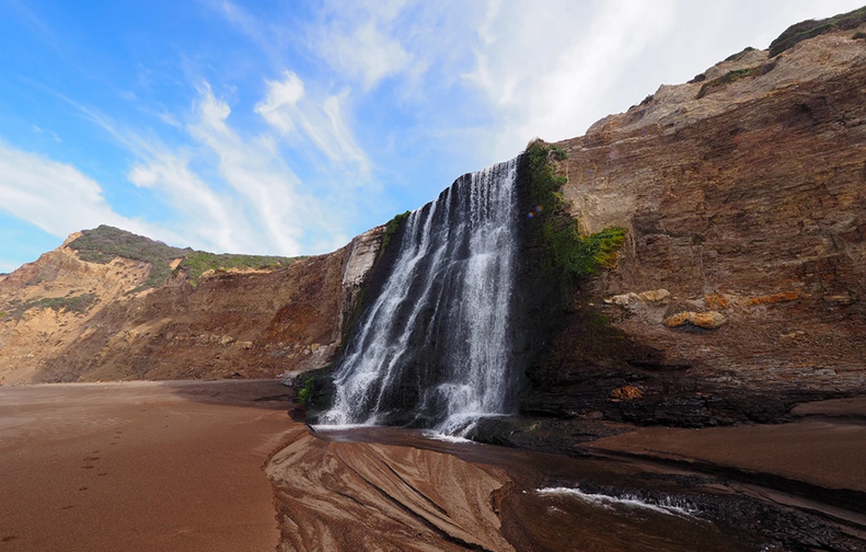Alamere Falls: Ο σπάνιος καταρράκτης της Καλιφόρνιας που πέφτει κατευθείαν στη θάλασσα