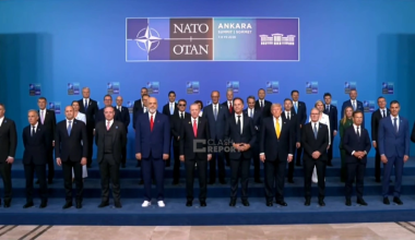 Η «οικογενειακή φωτογραφία» της Συνόδου του ΝΑΤΟ στην Άγκυρα: Στο επίκεντρο Ν.Τραμπ, Ρ.Τ.Ερντογάν και Κ.Μητσοτάκης