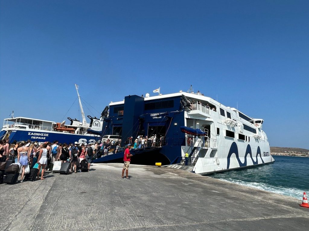 «Βράζουν» τα ελληνικά social media με τις τιμές Σαντορίνης-Αμοργού για ταξίδι περίπου μίας ώρας (φωτο)
