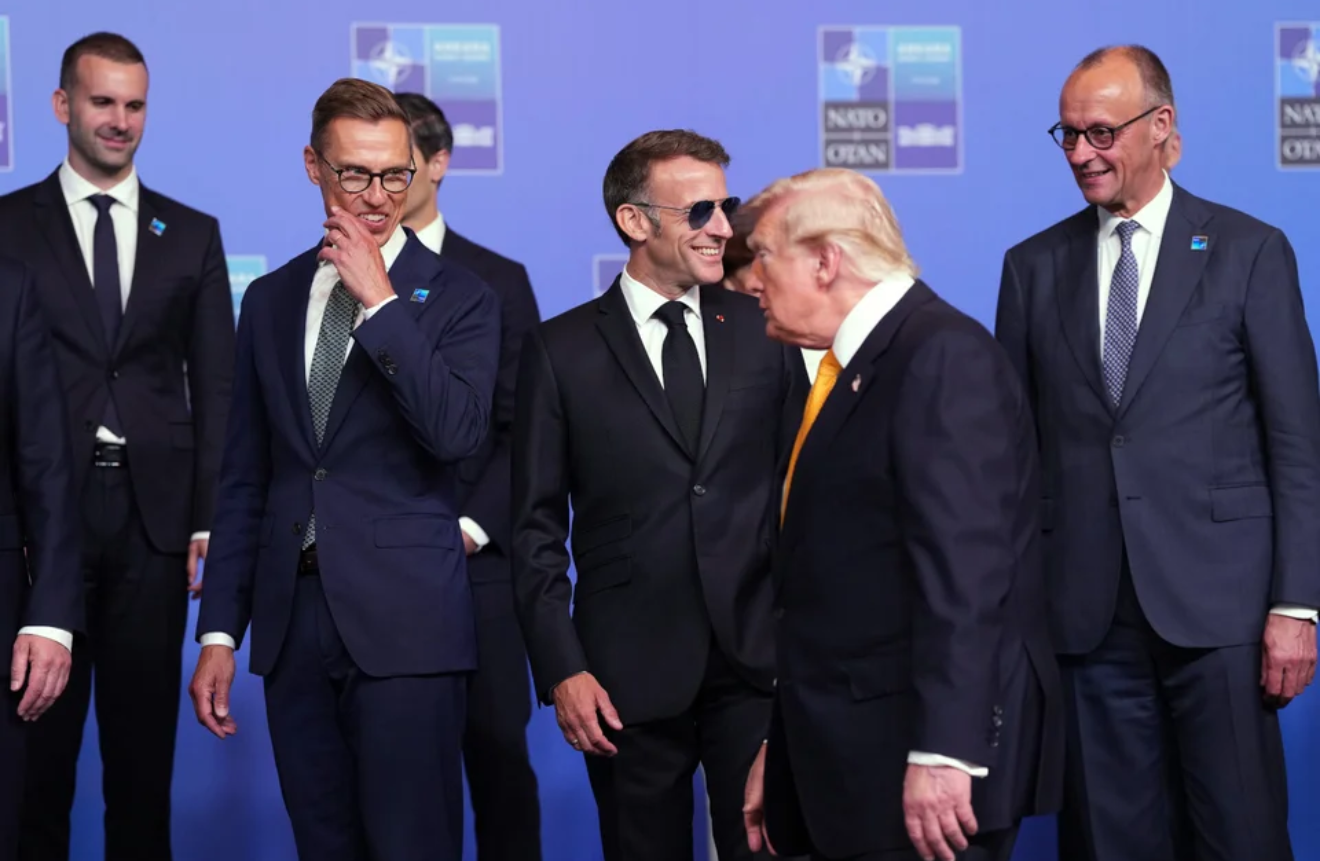 Μυστήριο με τα γυαλιά του Ε.Μακρόν: «Κλαυσίγελος» σχολιάζουν στα social media – Τι πιθανόν έχει πάθει (βίντεο)