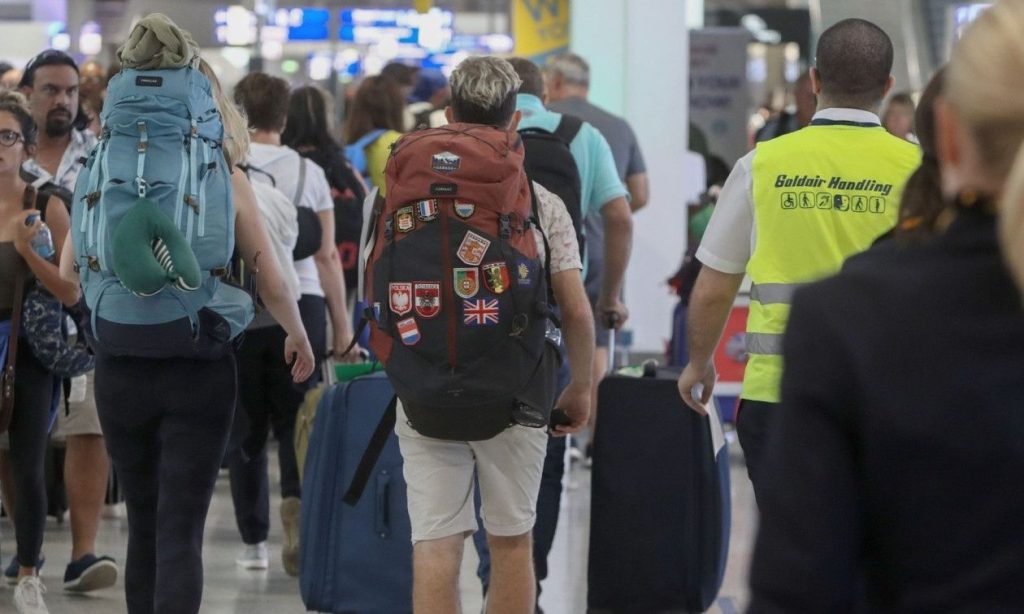Αεροδρόμιο της Ζακύνθου: Εκατοντάδες τουρίστες στην αναμονή μετά το ατύχημα με το F-16